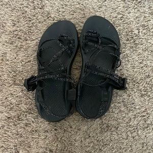 Women’s toe strap chacos in black